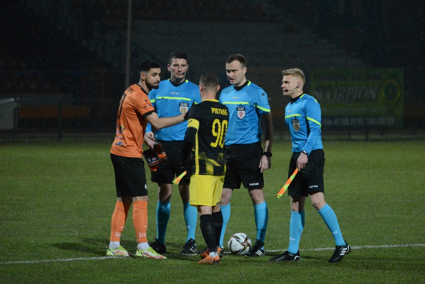 3. liga. W meczu na szczycie KSZO 1929 Ostrowiec przegrał z Wieczystą Kraków 0:1. Stracił gola w doliczonym czasie gry. Zobacz zdjęcia