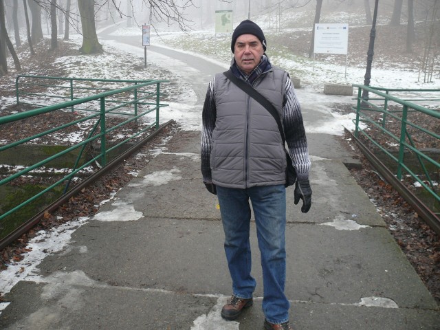 Józef Serwiński z Bochni  często spaceruje po  parku. Mężczyzna boi się, że pewnego dnia zaniedbany most runie do potoku Babica