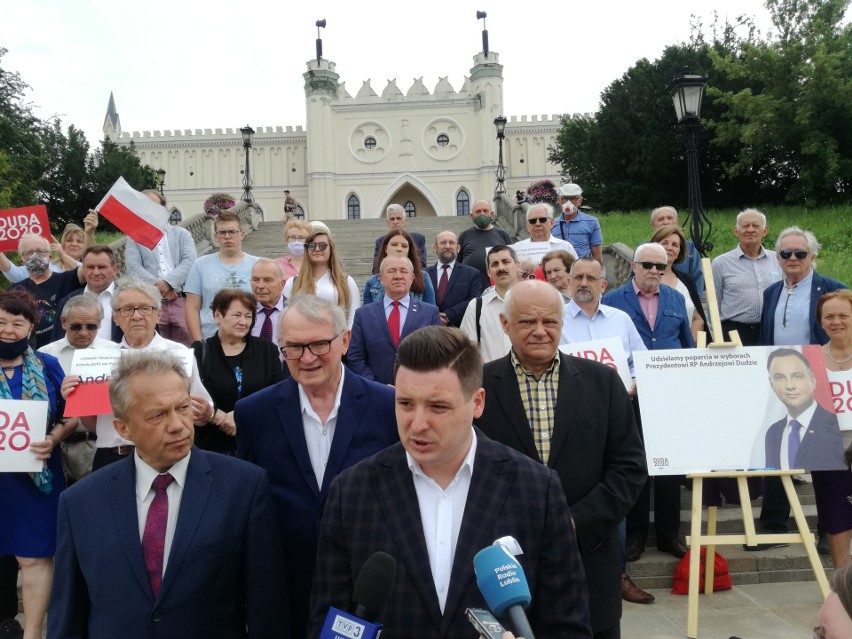 Oddają swój głos na Andrzeja Dudę. Wiec poparcia na placu Zamkowym