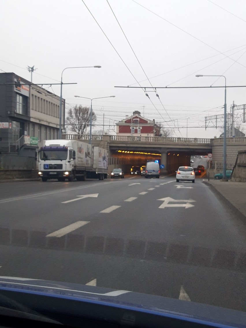 Wypadek na ul. Kunickiego w Lublinie. Kobieta z dwójką dzieci trafiła do szpitala