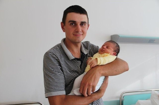 Wiktoria Kalinowska, córka Marty i Tomasza z Myszyńca urodziła się 26 sierpnia. Ważyła 3900 g, mierzyła 57 cm. Na zdjęciu z tatą
