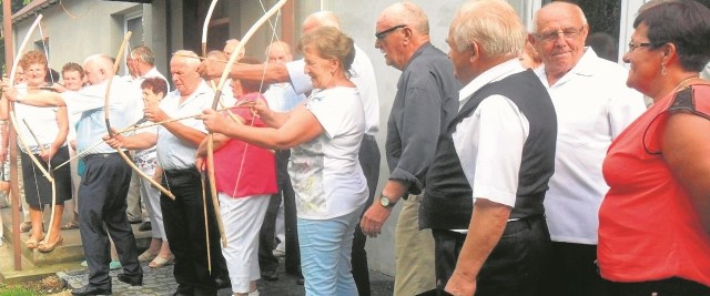 Łuki w dłoń, cel: dzik! Ta mrożąca krew w żyłach konkurencja stanowiła jedną z atrakcji  wakacyjnej imprezy seniorów w Słonowicach.