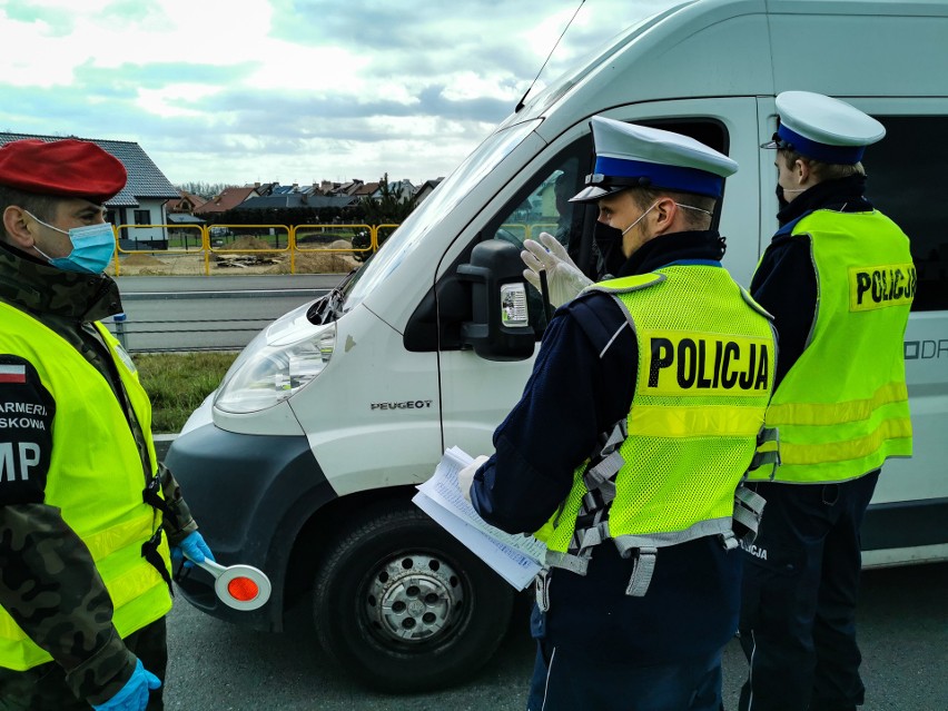 Białystok. Policjanci sprawdzali obowiązek zasłaniania twarzy w związku z epidemią koronawirusa. Zapominalscy dostawali maseczki [ZDJĘCIA]