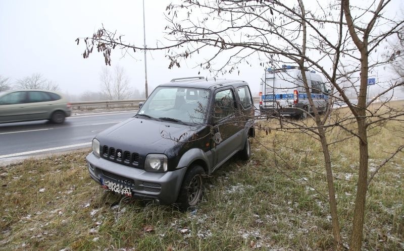 Wypadek na ul. Pomorskiej. Samochód przewrócił się na bok [zdjęcia]