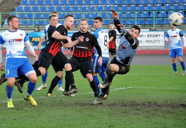 Karpaty Krosno przegrały na własnym stadionie z Wólczanką Wólka Pełkińska 0:3 (0:1). Bramki: 0:1 Pietluch 42; 0:2 Szewc 79; 0:3 Szewc 82.