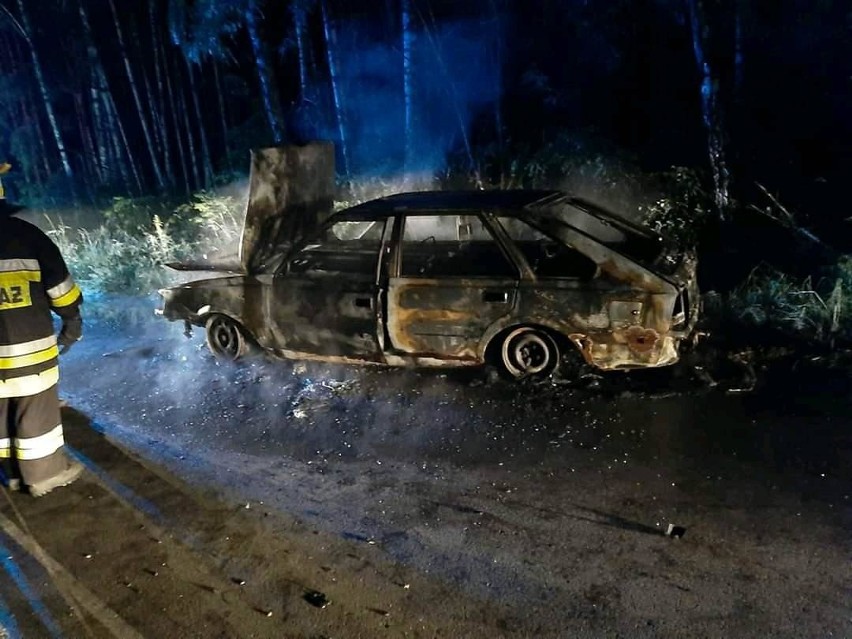 Pożar samochodu w Wandzinowie w gminie Odrzywół. Strażacy walczyli, ale wozu nie udało się uratować 