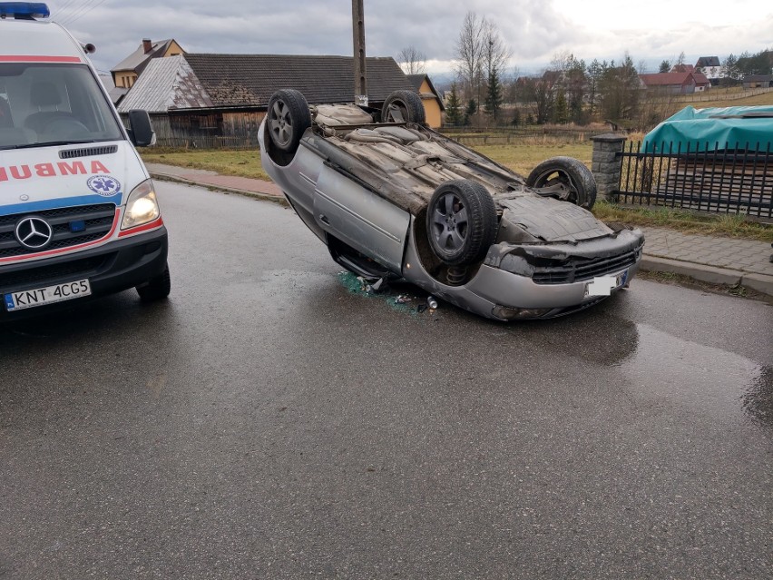 Pieniążkowice. Osobówka dachowała na prostej drodze [ZDJĘCIA]