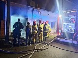 Pożar w Częstochowie. Policjanci uratowali mężczyznę z płonącego budynku