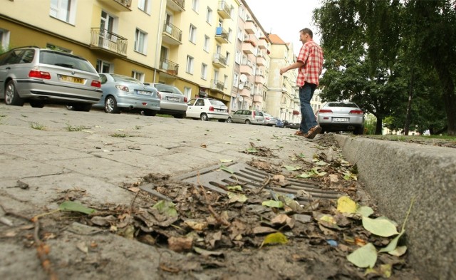 Po zimie, zaśmiecone ulice i chodniki we Wrocławiu. Kto je posprząta? Zdjęcie ilustracyjne