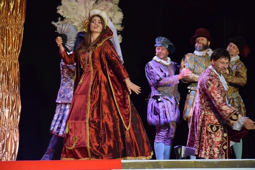 Regietów. Opera w stadninie przyciągnęła tłumy. Tym razem zobaczyliśmy Rigoletto. Publiczność nagrodziła artystów owacją na stojąco