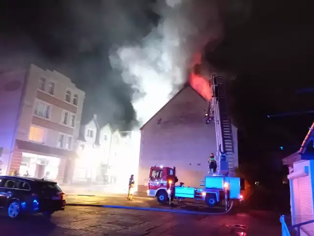 Dwie osoby z objawami zatrucia trafiły do szpitala. W kamienicy przy ulicy Królowej Jadwigi wybuchł pożar. Straty są ogromne.