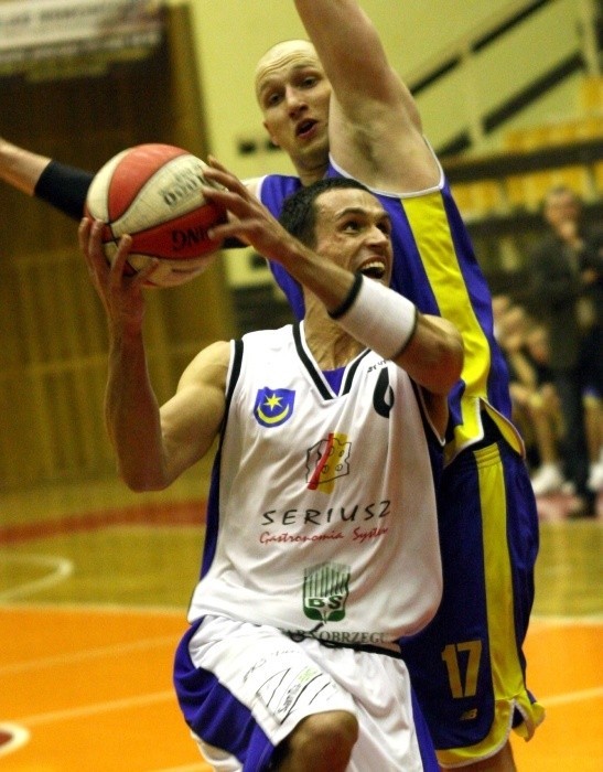 Adriana Czerwonkę (z piłką) i jego kolegów z drużyny koszykarzy Siarki Tarnobrzeg czeka walka do upadłego w najważniejszych meczach w karierze.