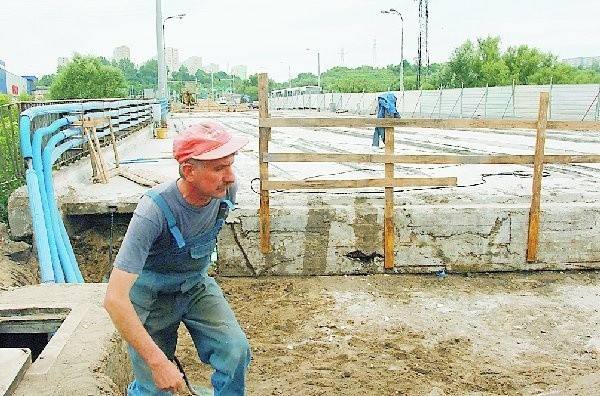 Remont Mostu Pomorskiego opóźnia się coraz  bardziej. Robotników późnym popołudniem  prawie wcale nie widać... Wykonawca jednak   zapewnia, że prace zostaną zakończone w  terminie.