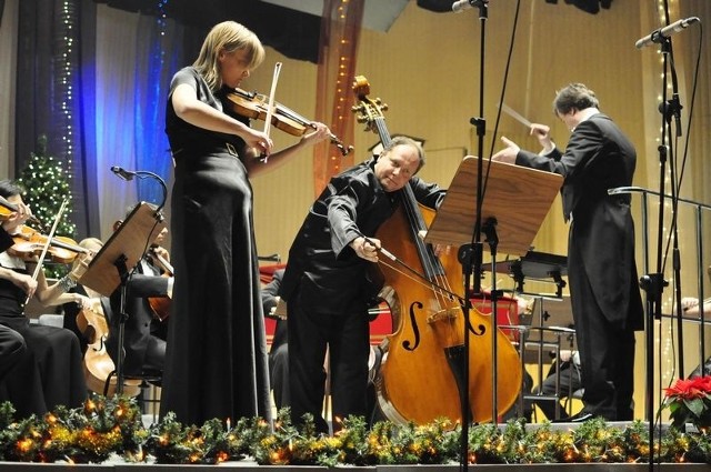 Adam Bogacki &#8211;kontrabas i Sylwia Mierzejewska - skrzypce dali prawdziwy popis  w utworze "Gran Duo Concertante&#8221; Giovanni Bottesiniego (1821 &#8211; 1889). 