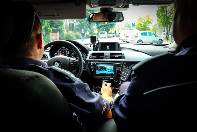 Obwodnica Suwałk. Policja szuka kierowcy białego busa, który potrącił policjanta na skrzyżowaniu z ul. Raczkowskiego