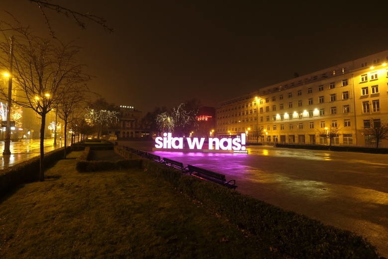 "Siła w nas!" - neon z takim hasłem pojawił się na placu...