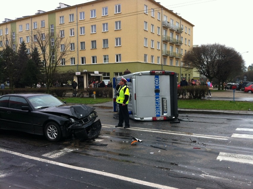 Wypadek na Al. Racławickich: Zderzyły się cztery samochody, w tym radiowóz [ZDJĘCIA, WIDEO]