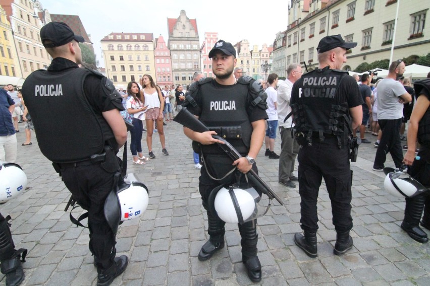 Przepychanki w Rynku. Promocja książki Międlara i kontrmanifestacja Lempart. Do tego atak z pistoletem na wodę [ZDJĘCIA]