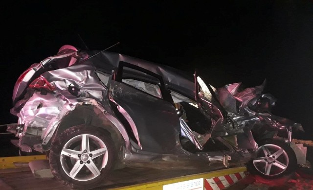 Wypadek w gminie Gniewoszów. W Nagórniku seat wjechał wprost pod pociąg. 18-letni kierowca i dwaj jego pasażerowie cudem uszli z życiem.