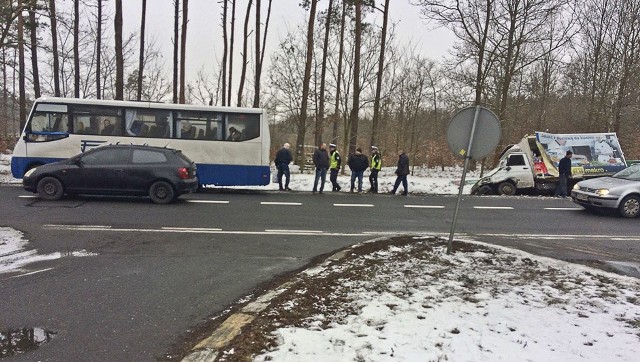 Wypadek wydarzył się w środę, 1 lutego, na „trasie śmierci” koło Nowogrodu Bobrzańskiego. Ciężarówka uderzyła w tył autobusu. Wkrótce więcej szczegółów. Czytaj też: Wypadek na „trasie śmierci” . Ciężarówka zderzyła się z osobówką. Jedna osoba ranna [ZDJĘCIA]Zobacz też: Pirat drogowy wróci do więzienia. "Jest potencjalnym sprawcą kolejnego wypadku"