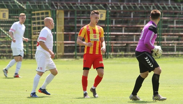 Korona II Kielce aż 9:1 wygrała u siebie z Granatem Skarżysko-Kamienna w meczu o czwartoligowe punkty. Korona II Kielce -  Granat Skarżysko-Kamienna 9:1 (3:0)Bramki: Artur Piróg 6, 12, 47, Dawid Szałas 18, Piotr Pierzchała 54 z karnego, Oktawian Skrzecz 70, Mateusz Sowiński 83, 90, Dawid Lisowski 87 - Tomasz Bartosiak 76.Korona II:  Osobiński - Kordas, M. Bartosiak, Pierzchała, Skrzecz - Dziubek (71. Prątnik), Jopkiewicz - Długosz (62. D. Lisowski), Piróg (78. Petrović), Szałas (62. Gromulski) - Szelągowski (67. Sowiński)Granat: Michalski - Drożdżał, Szyszka, Miller, T. Bartosiak (79. Suwara) - Rzeszowski, Dulak, Spadło, Wojna - Uciński, Głowaczewski.W zespole Korony II w pierwszym składzie wystąpiło sześciu mistrzów Polski juniorów. Wyższość podopiecznych Sławomira Grzesika była wyraźna.  Strzelili dziewięć goli drużynie, która miała jedną z bardziej solidnych linii defensywnych w czwartej lidze. (dor)