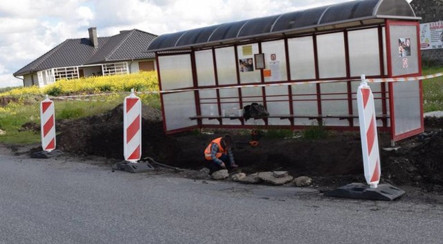 W kwietniu pracownicy firmy wykonującej nawierzchnię na tym terenie znaleźli ludzkie kości, a także fragmenty glinianego naczynia.