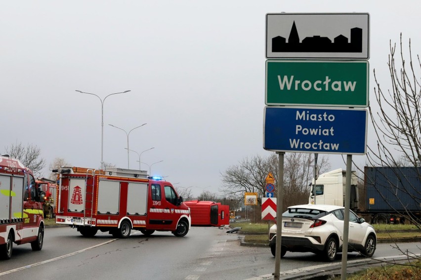 Dwa busy zderzyły się na wjeździe do Wrocławia. Jeden z...