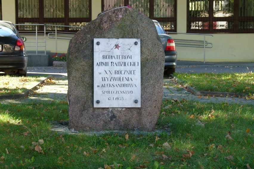 Narodowcy chcą usunięcia pomnika ku czci Armii Czerwonej w Aleksandrowie Łódzkim [FILM]