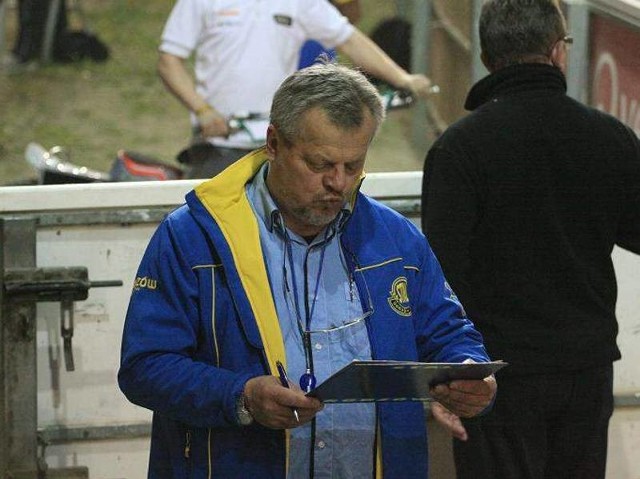 Czesław Czernicki ma 60 lat. Były trener klubów z Zielonej Góry, Piły, Wrocławia, Rybnika i Leszna. W Caelum Stali Gorzów Wlkp. pracował od grudnia 2009 r. do 23 września 2011 r. Ma na koncie dwa tytuły drużynowego mistrza Polski (1991 i 2007).