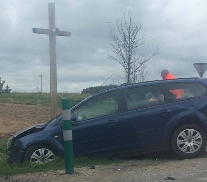 Do szpitala na obserwację trafiła żona kierującego lanosem....