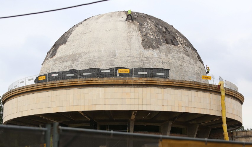 Na terenie Planetarium Śląskiego trwają prace budowlane i...