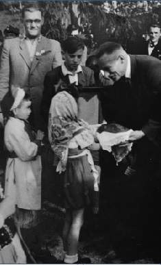 8 sierpnia 1947 roku uczniowie szkoły brali udział w dożynkach. Na zdjęciu Bożenka Pytlak i Staś Szpilewski przekazują staroście Kazimierzowi Łaćwikowi pszenny chleb jako symbol plonów.
