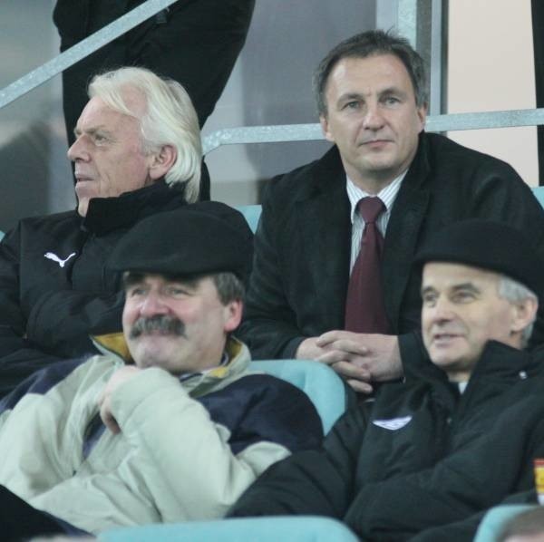 Jeśli Krzysztof Klicki (z prawej u góry) wycofa się z futbolu, w Kielcach pewnie już nigdy nie pojawi się Leo Beenhakker (z lewej). Z pewnością na inną decyzję czekają również Wojciech Lubawski, prezydent Kielce i Marian Florczyk, kielecki biskup (na dole).