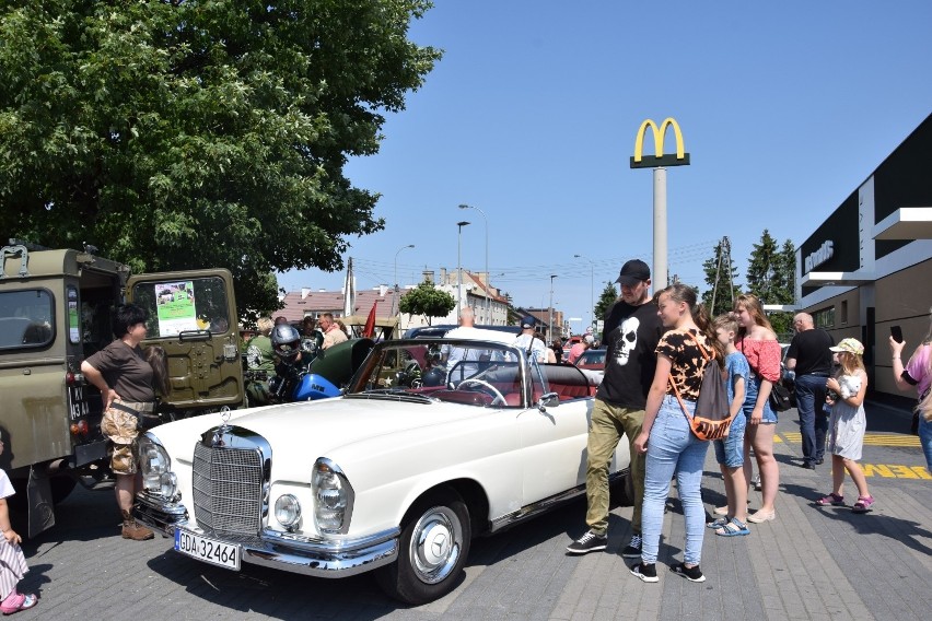 Blokada McDonald's w Pruszczu Gdańskim 26.07.2020 r. Przed restauracją stanęły prawdziwe motoryzacyjne klasyki [zdjęcia]