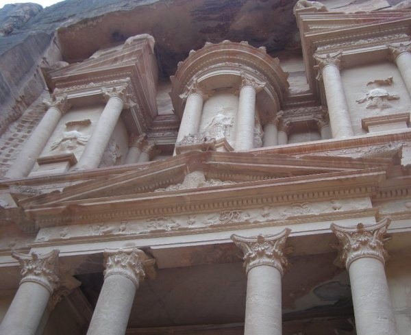 Petra, pełna niezwykłych budowli wykutych w skałach, to jedna z największych atrakcji turystycznych Jordanii.