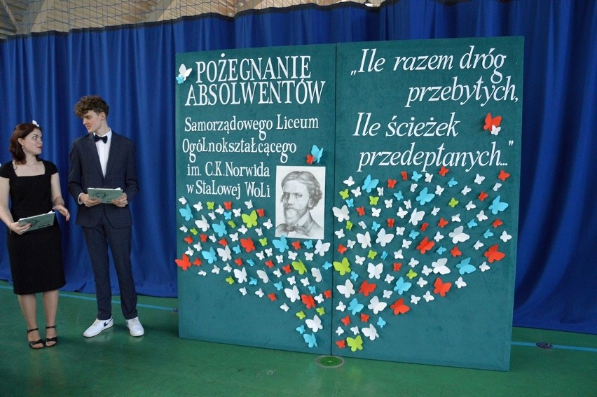 Rozdanie świadectw ukończenia szkoły dla maturzystów Samorządowego Liceum Ogólnokształcącego w Stalowej Woli. Zobacz zdjęcia 