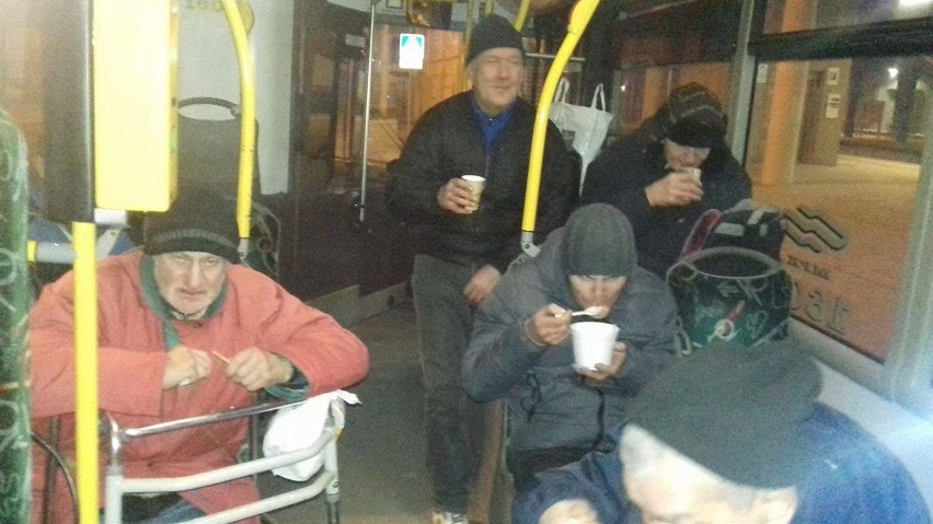 Na poznańskie ulice wyjechał autobus pomocy!