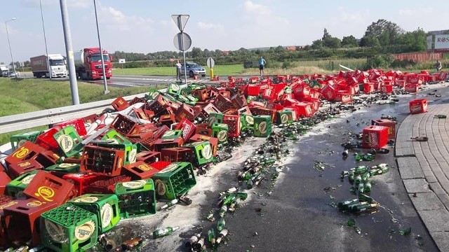 Rozbite butelki z piwem na rondzie Szozdy w Prudniku.