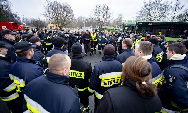 W niedzielę rano około 60-osobowa grupa mieszkańców Turku, strażacy ochotnicy z tej i okolicznych miejscowości – wszyscy wyruszyli do Poznania. Kontynuują oni poszukiwania zaginionego Michała Rosiaka z Turku, studenta Politechniki Poznańskiej. Na miejscu dołączyli do nich poznaniacy.Przejdź do kolejnego zdjęcia --->