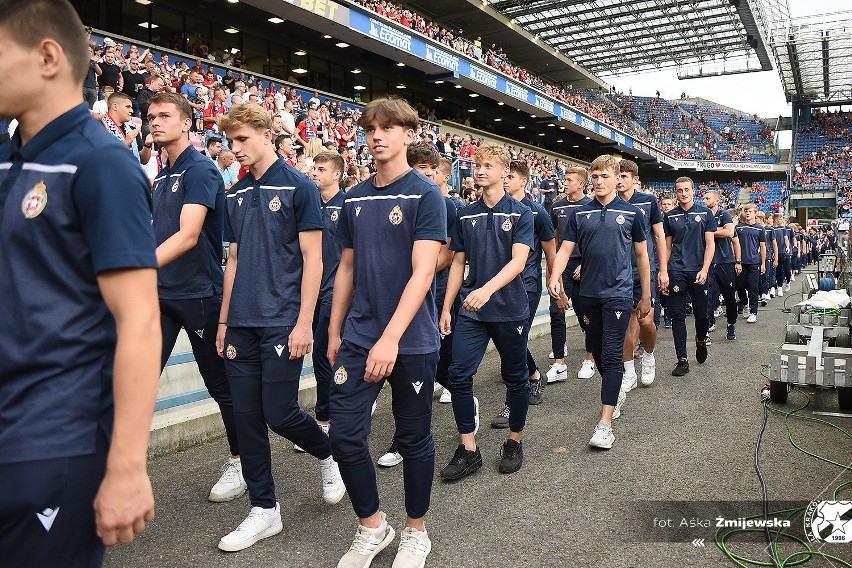 Wisła Kraków zaprezentowała swoje sekcje w czasie jubileuszowego meczu z Napoli