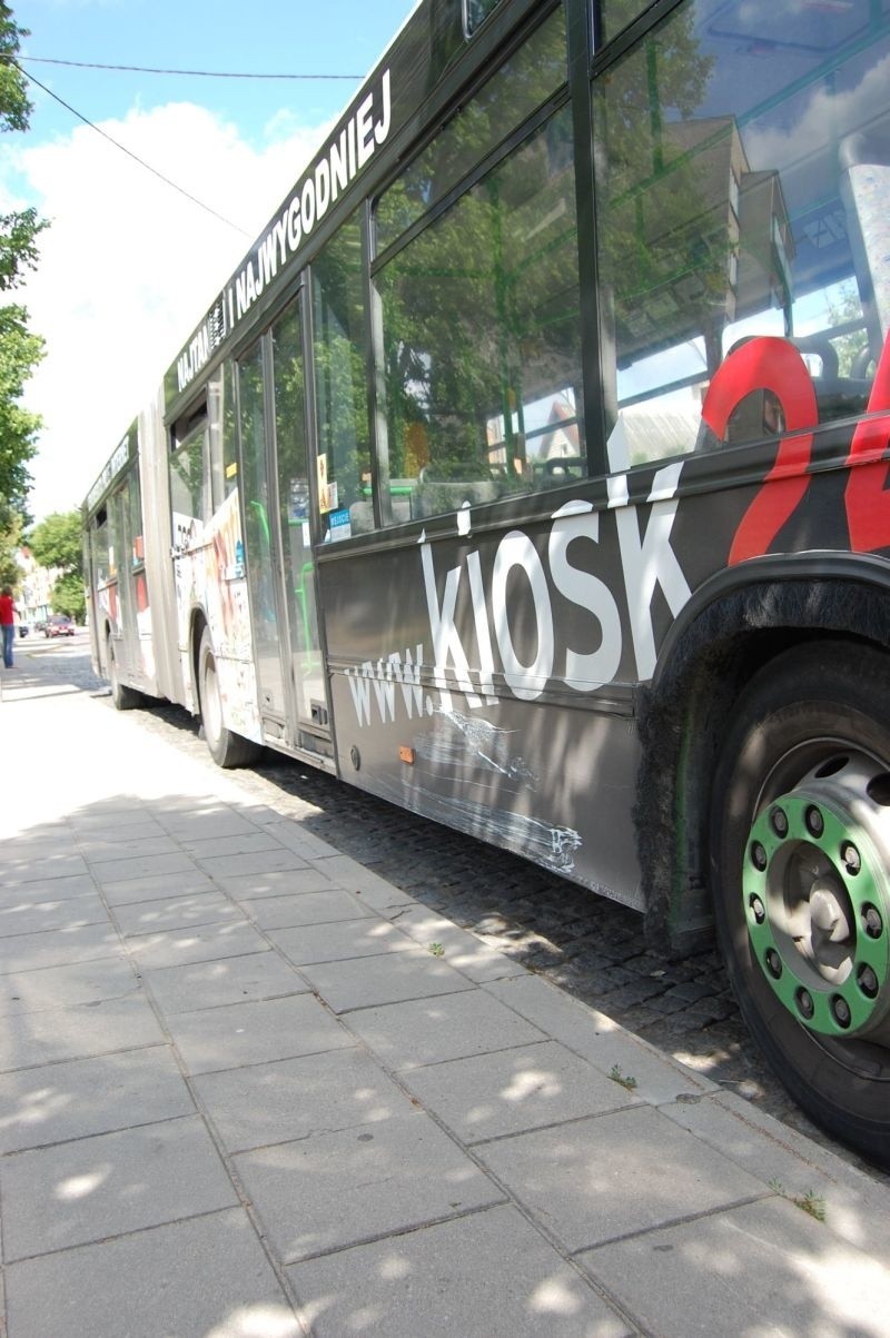 Nissan micra wpadł pod autobus! (zdjęcia)