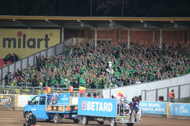 Żużlowcy Stelmetu Falubazu Zielona Góra wysoko przegrali (34:56) z Betardem Spartą Wrocław w półfinale ekstraligowego play off. W Zielonej Górze liczono się z porażką, ale jej rozmiary z pewnością zaskakują. Z przegraną nie do końca chyba poradzili sobie zielonogórscy kibice. Niektórzy z nich wyzywali trenera Falubazu i prezesa klubu.      Zielonogórscy kibice przez cały mecz nienagannie dopingowali żużlowców, a po meczu podziękowali im za walkę. Nie wszyscy jednak zachowali się w porządku wobec trenera Adama Skórnickiego i prezesa klubu Adama Golińskiego. Obaj panowie wysłuchali sporo wyzwisk płynących ze strony sektora gości. – Szkoda, że kibice nas tak potraktowali, chyba nie pasują im ludzie z Leszna, którzy coś wiedzą o tym sporcie – tak zachowanie kibiców skomentował Adam Skórnicki.