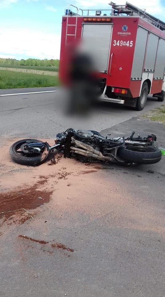 Wypadek motocyklisty w Brzeźnie gm. Goworowo. Uderzył w ciągnik rolniczy. 29.05.2020. Zdjęcia