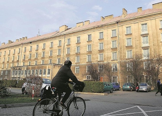 Bursa na torowej od dawna stoi pusta, a według koncepcji architektów może pomieścić 460 urzędników.