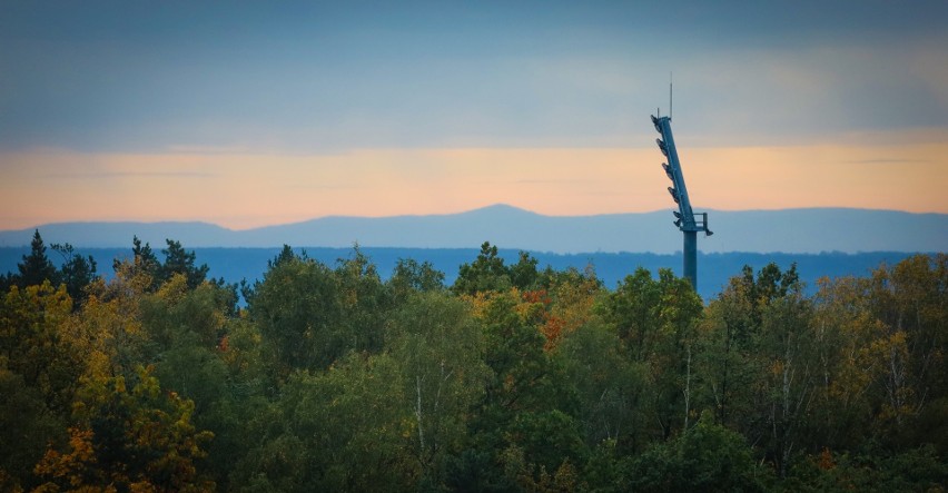 Jesienna panorama Karkonoszy widoczna gołym okiem z Zielonej...