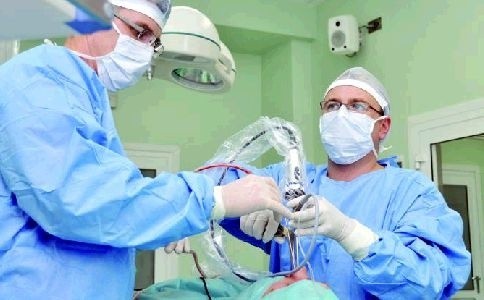 Doktorzy: Tomasz Łysoń, neurochirurg (z prawej) i Andrzej Sieśkiewicz, otolaryngolog, pracują na cztery ręce podczas przeznosowej operacji endoskopowej pacjenta, który stracił wzrok