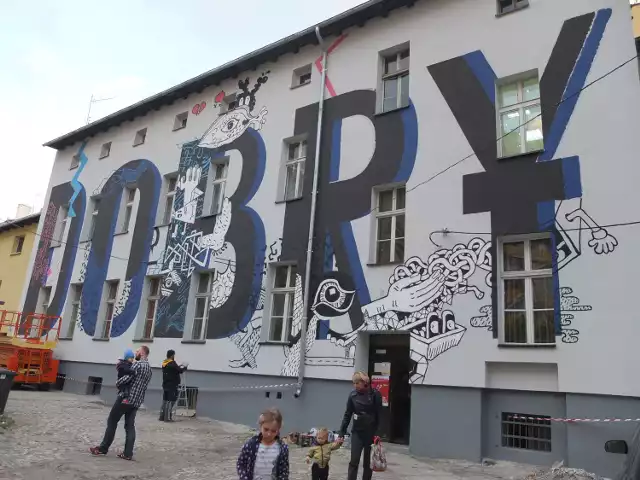 Mural i pomalowana brama kamienicy na ulicy Sienkiewicza.