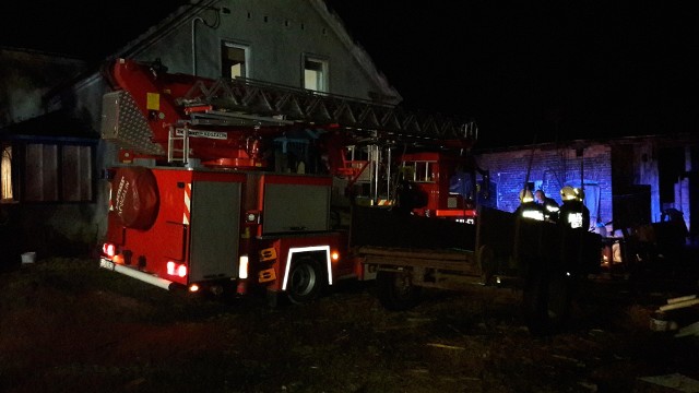 Komin zapalił się około godziny 20. Ogień wydobywający się z jego wnętrza zauważyli sąsiedzi.