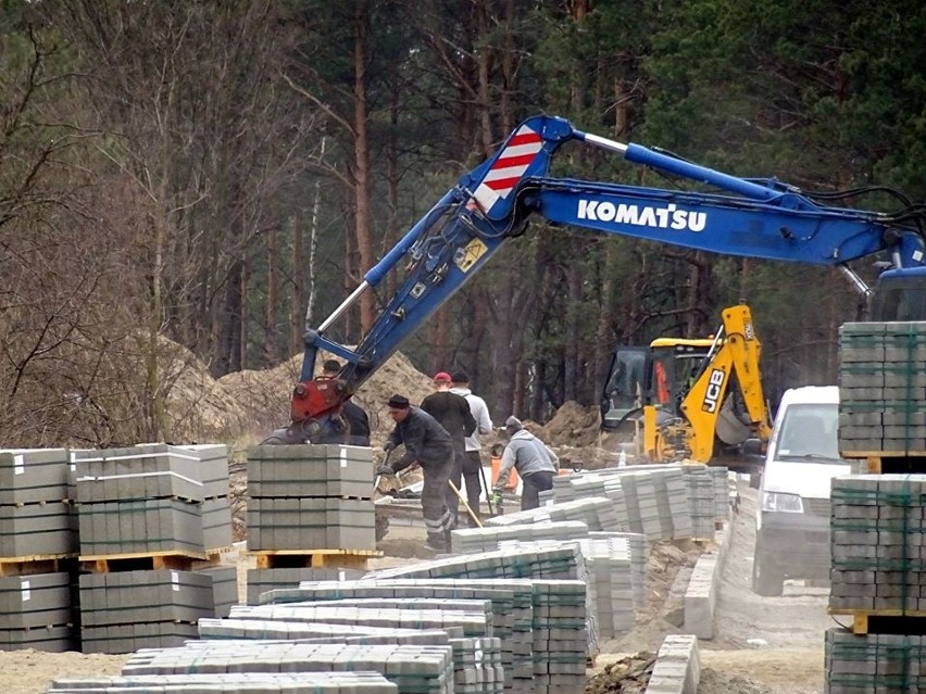 Nowe drogi na Wólce Klwateckiej mają już wykonaną podbudowę,...