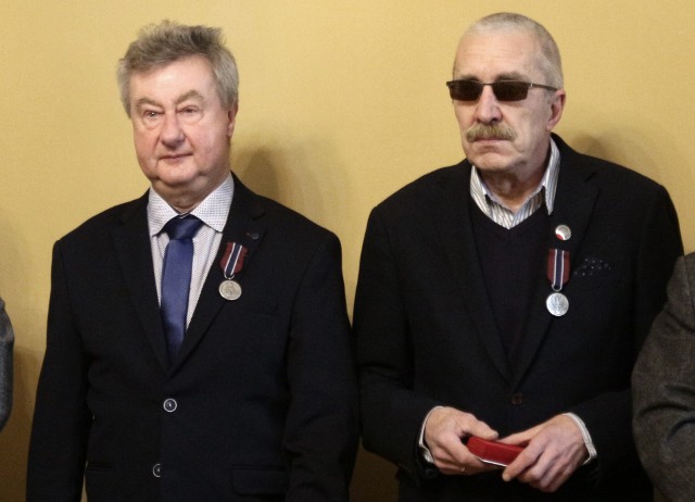 Stanisław Wajsgerber (od lewej) i Józef Ziemer z Grudziądza otrzymali medale "Pro Patria". Byli internowani w czasie stanu wojennego. Należeli do NSZZ "Solidarność". Uroczystość wręczenia odznaczeń odbyła się w ratuszu